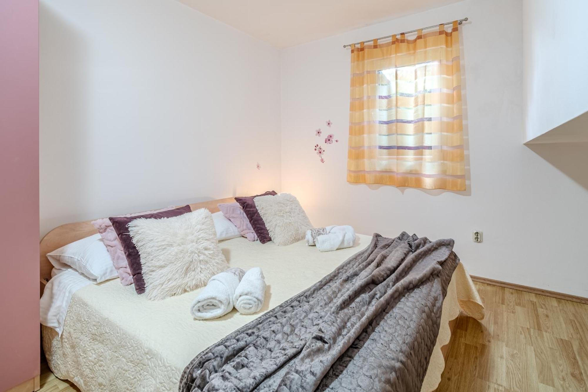 Apartment Milna - With Swimming Pool & Amazing Seaviews, Above Bijaka Beach Exterior foto