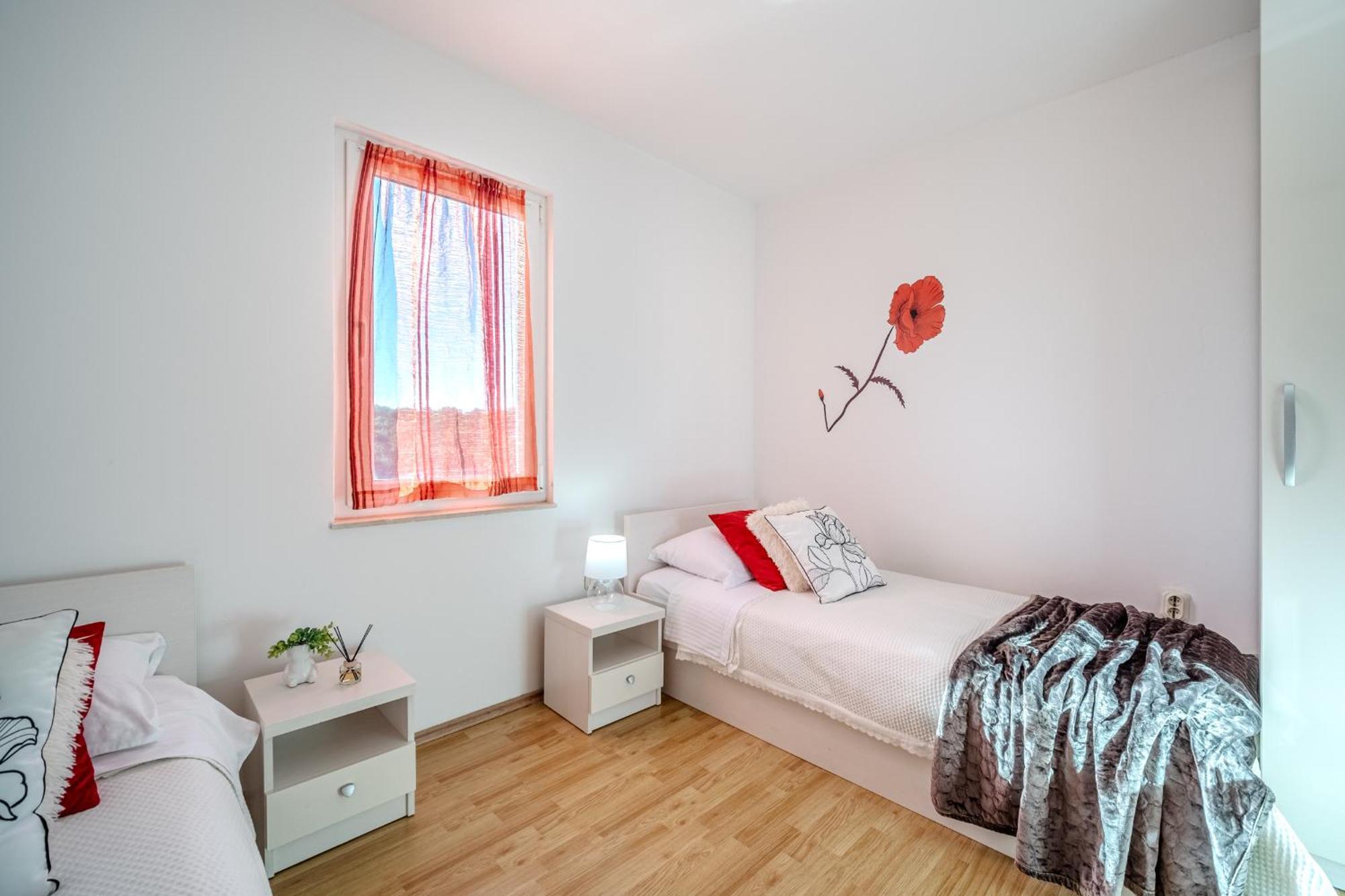 Apartment Milna - With Swimming Pool & Amazing Seaviews, Above Bijaka Beach Exterior foto