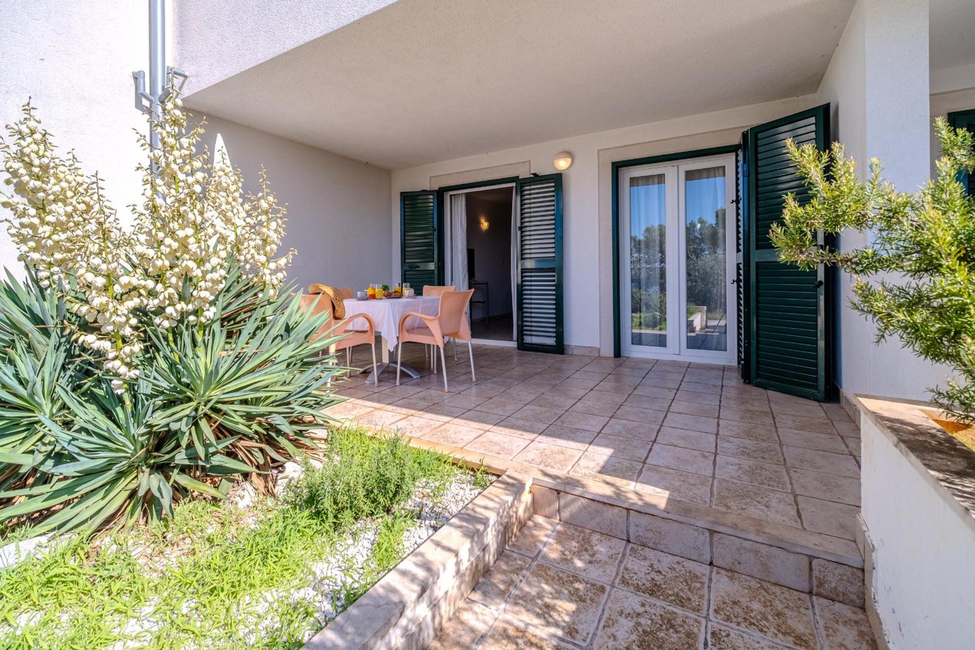 Apartment Milna - With Swimming Pool & Amazing Seaviews, Above Bijaka Beach Exterior foto