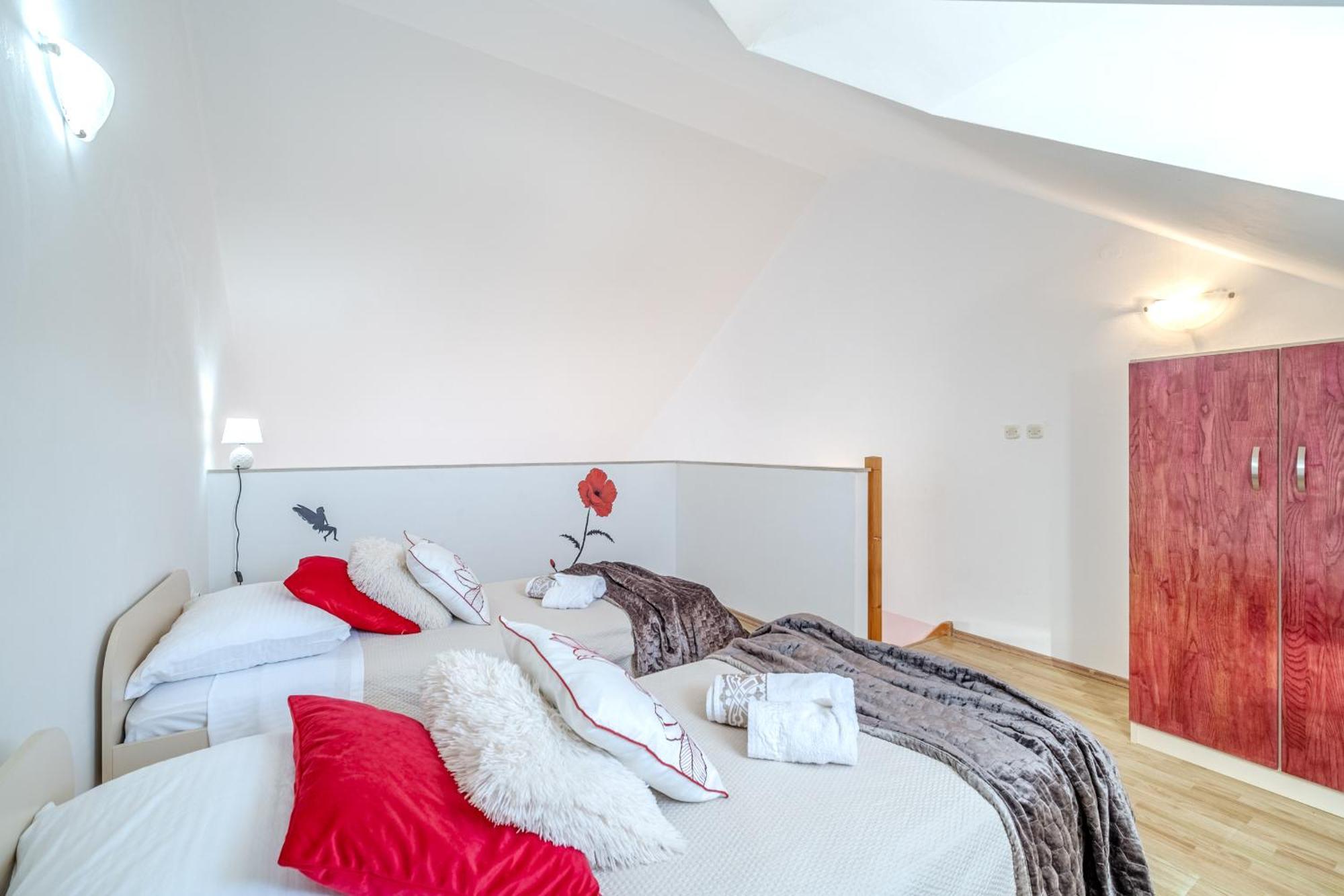 Apartment Milna - With Swimming Pool & Amazing Seaviews, Above Bijaka Beach Exterior foto