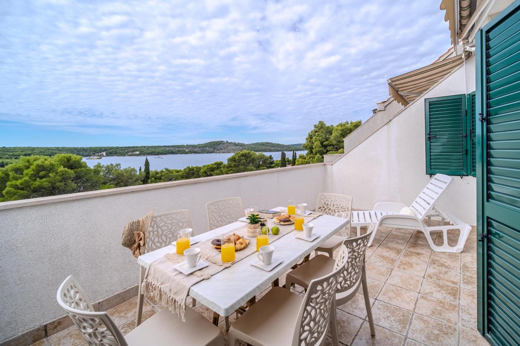Apartment Milna - With Swimming Pool & Amazing Seaviews, Above Bijaka Beach Exterior foto