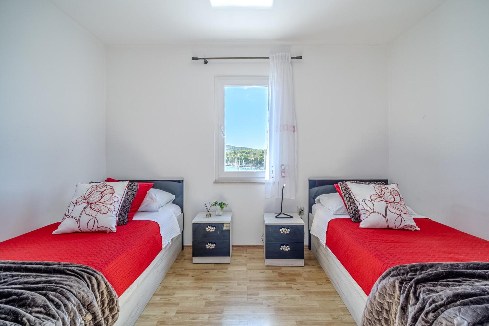 Apartment Milna - With Swimming Pool & Amazing Seaviews, Above Bijaka Beach Exterior foto