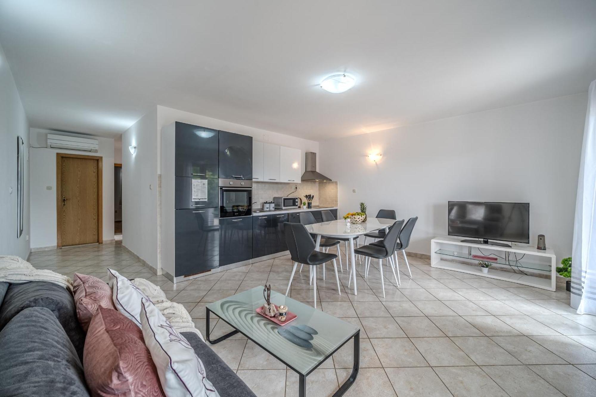 Apartment Milna - With Swimming Pool & Amazing Seaviews, Above Bijaka Beach Exterior foto