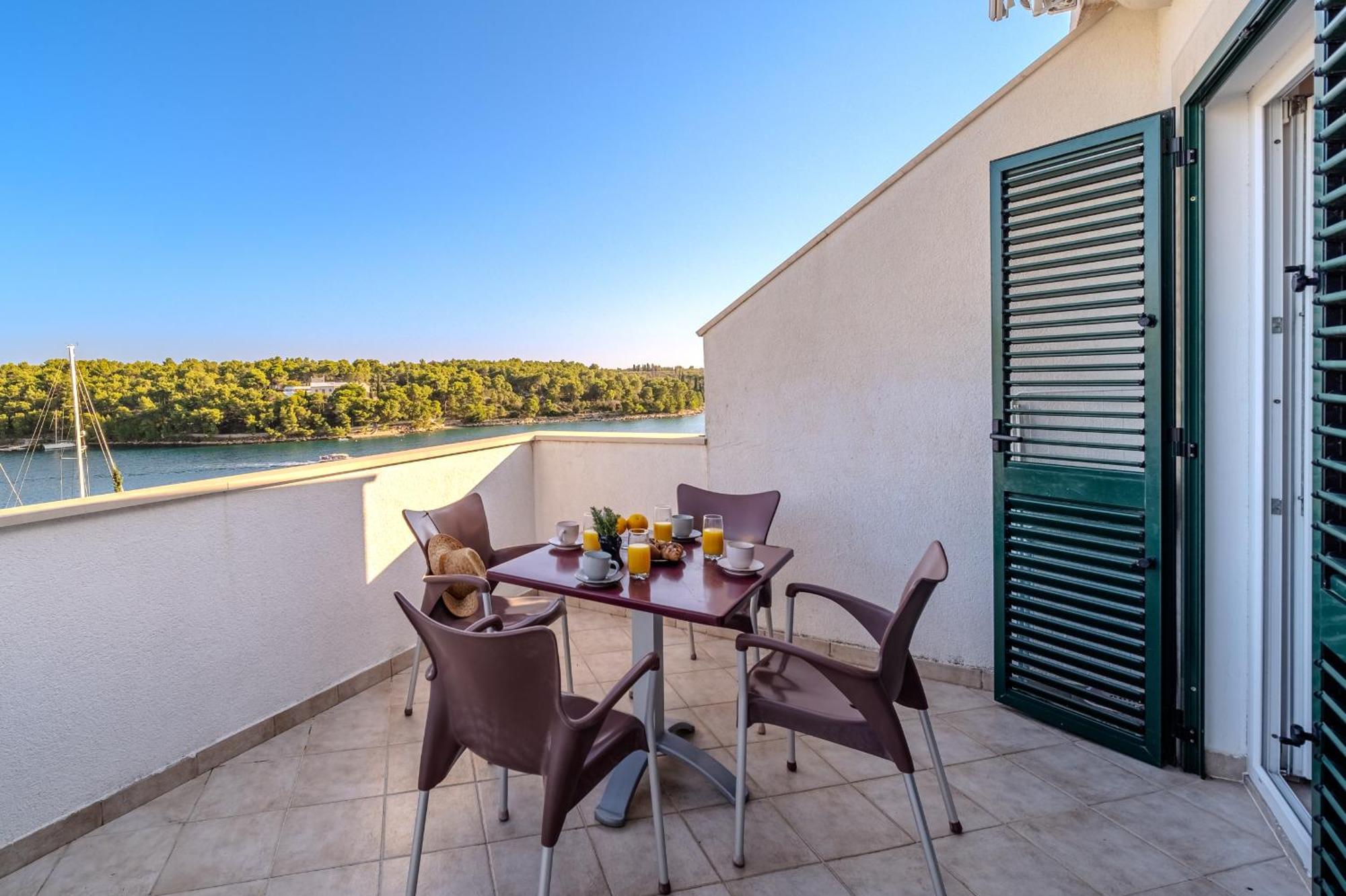 Apartment Milna - With Swimming Pool & Amazing Seaviews, Above Bijaka Beach Exterior foto