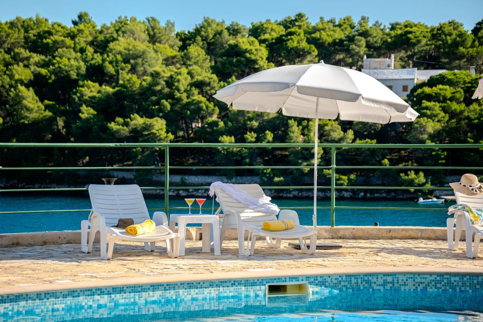 Apartment Milna - With Swimming Pool & Amazing Seaviews, Above Bijaka Beach Exterior foto