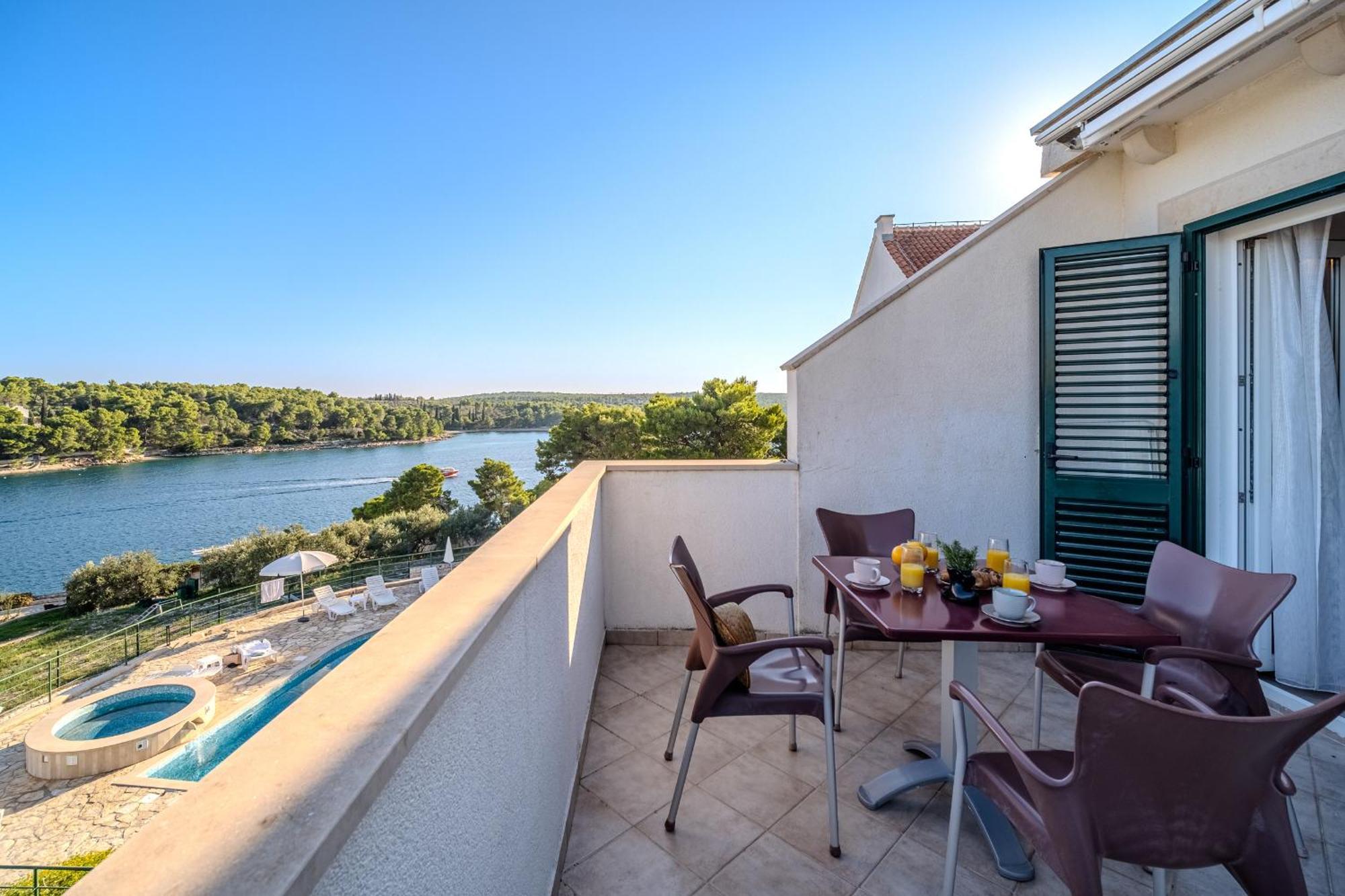 Apartment Milna - With Swimming Pool & Amazing Seaviews, Above Bijaka Beach Exterior foto